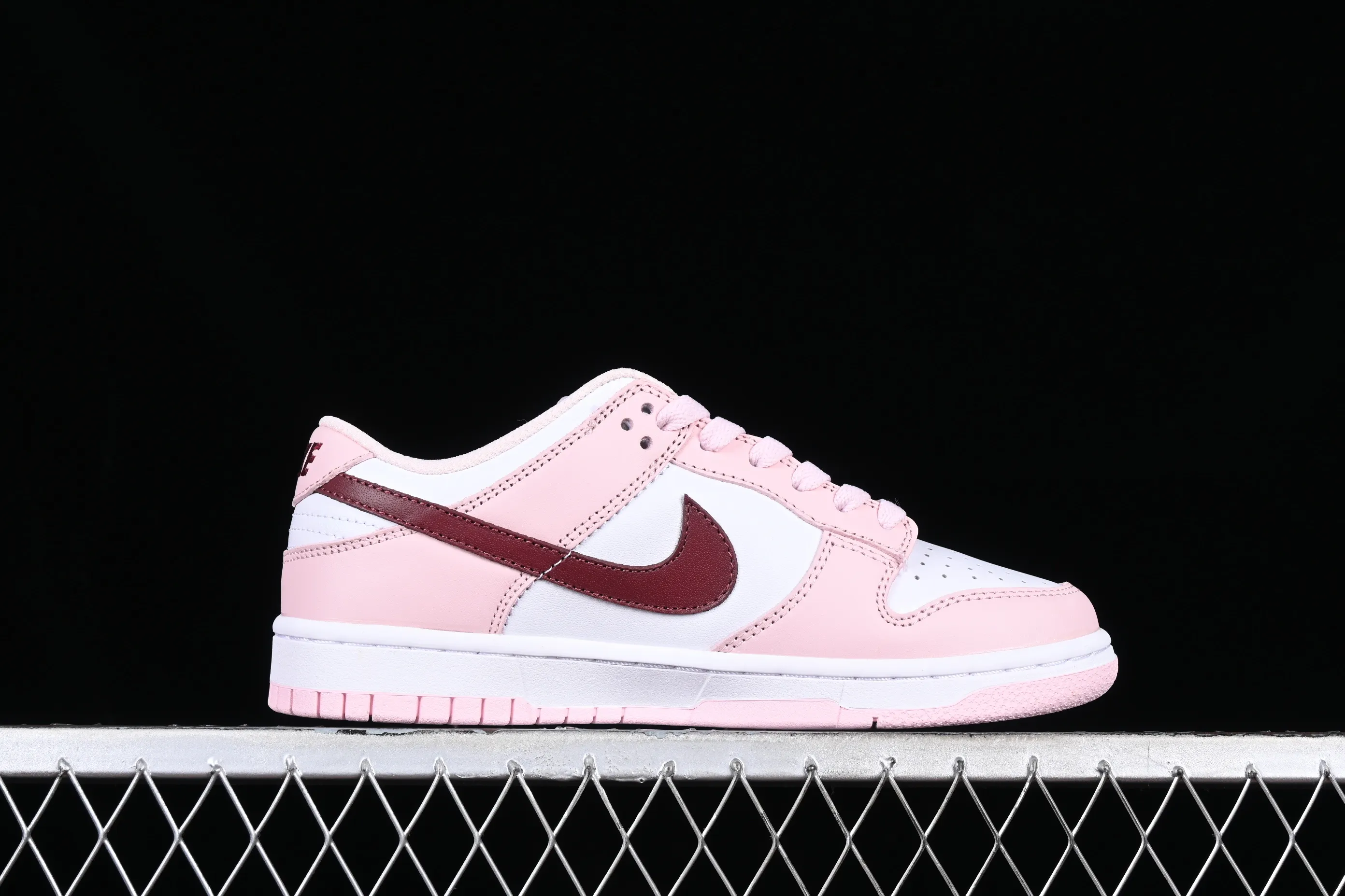 All Categories Nk SB Dunk Series Nk SB Dunk Low Low-top Sneakers Nk Dunk SB Low Sakura Pink Valentine's Day SB Low-top Casual Sneakers CW1590-601